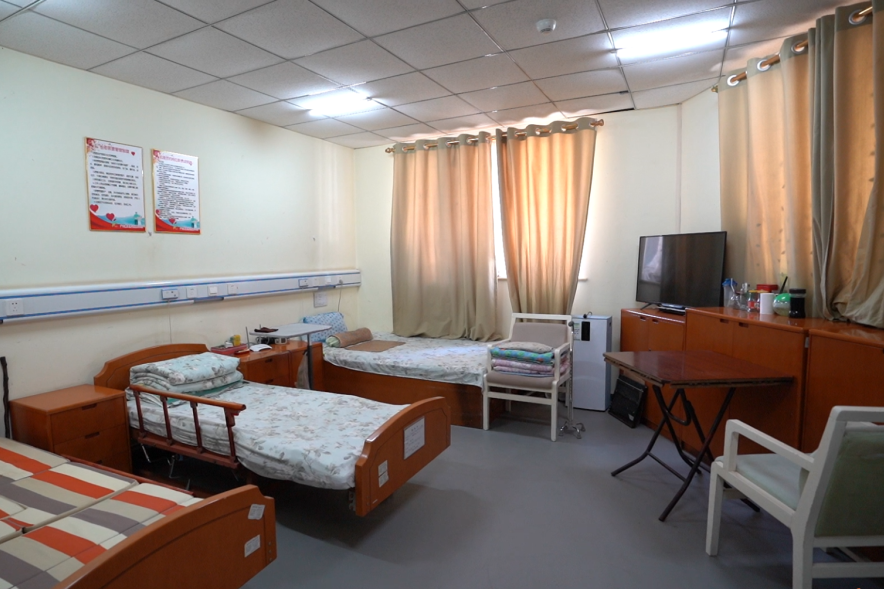 瘫痪在床，四年照料终迎曙光 西城老人借助辅助器具重新站立